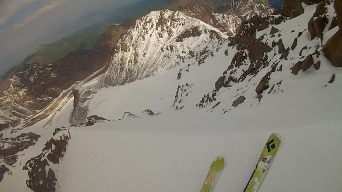 Peaking over the edge of my line. At the pinch in the bottom I would be going right; to continue down the fall line over the blind roll-over would lead to a very quick acceleration over some large rocks and cliffs. Very high exposure!