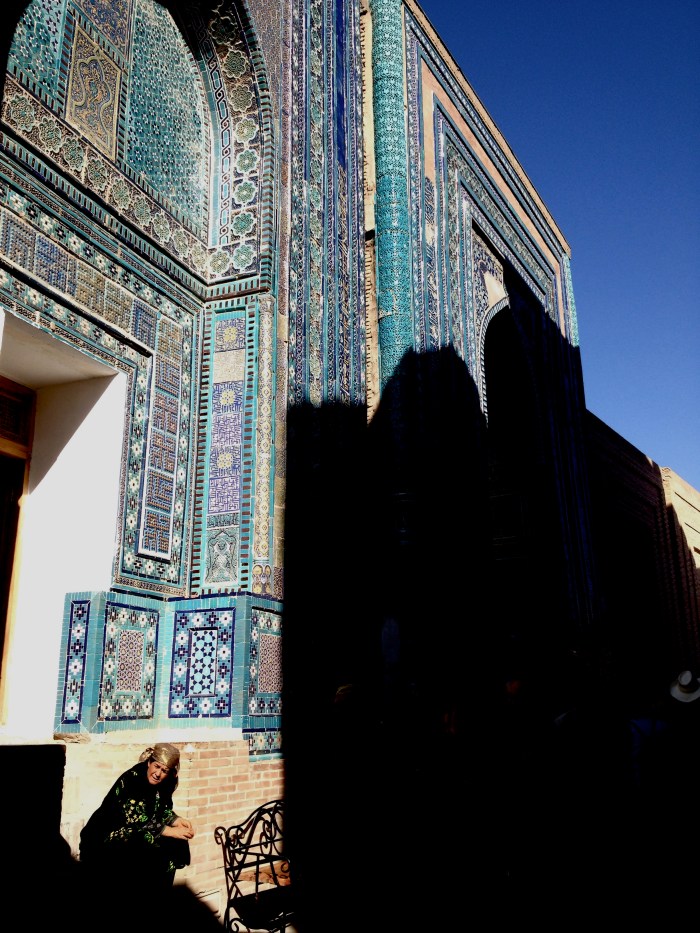 Women sitting in Shah-I-Zinda